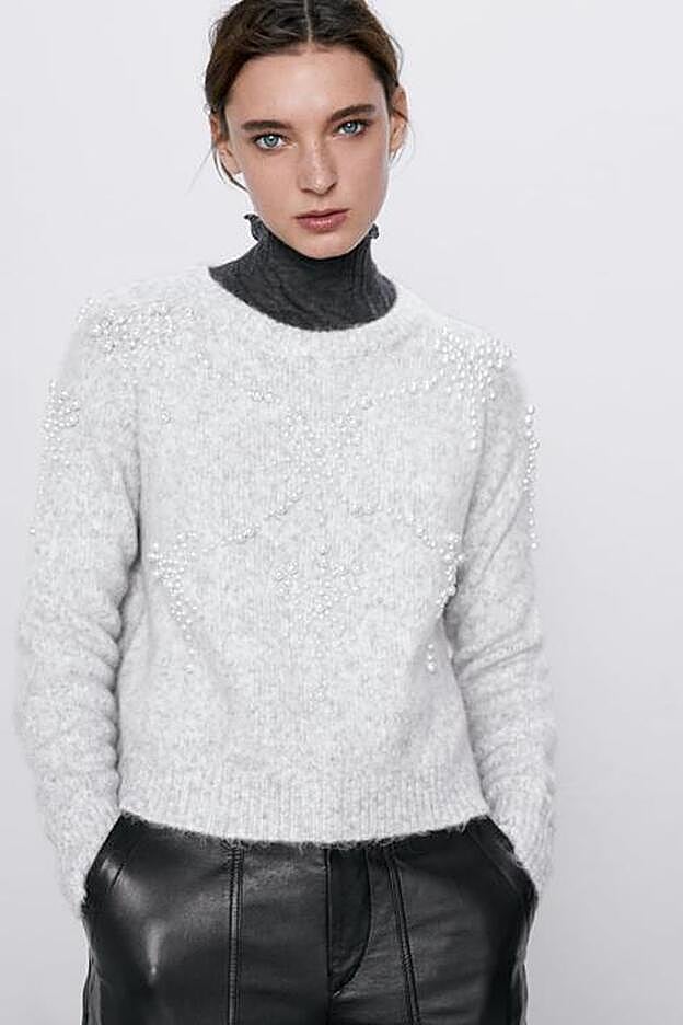 Las aplicaciones de perlas aclaran los grises del jersey y le dan unos tonos brillantes diferentes..