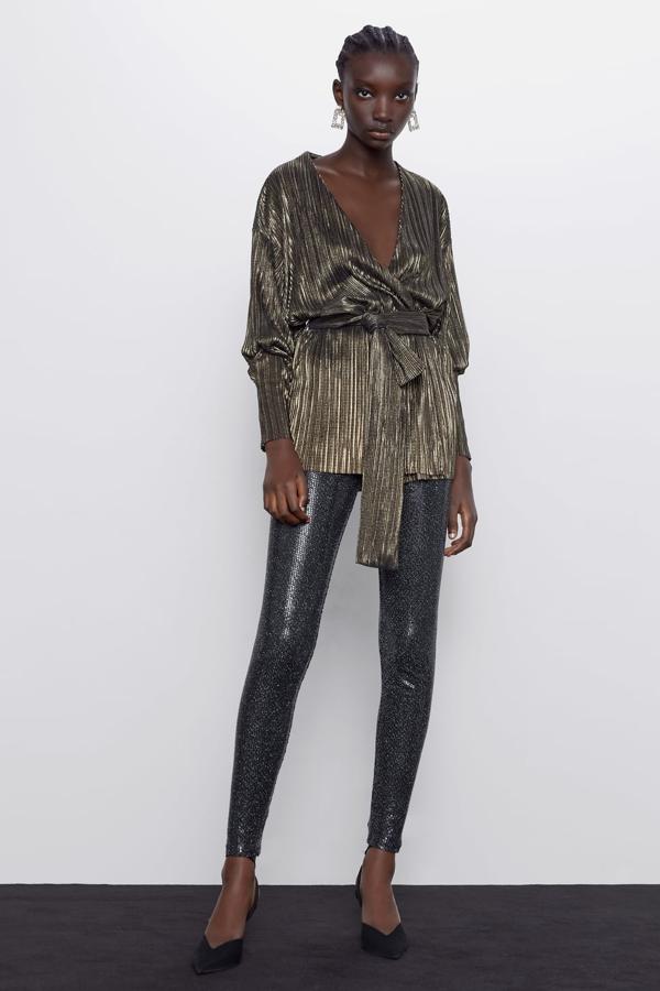 Legging de tiro medio con lentejuelas combinadas, que está disponible en Zara hasta la talla XXL (25,95 euros).