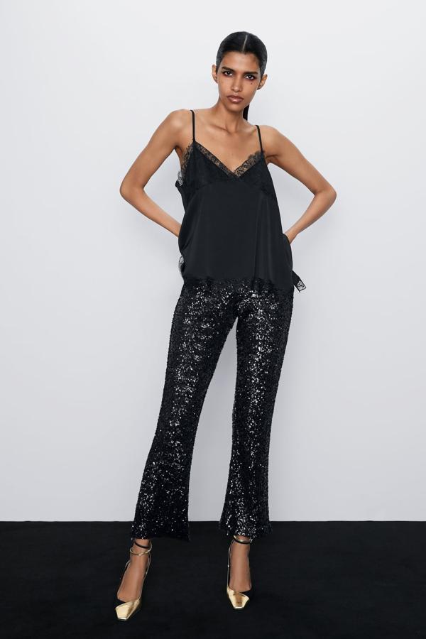 Legging de tiro alto con cintura elástica y aplicación lentejuelas combinadas a tono. Lleva el bajo cropped acabado en línea evasé (39,95 euros).