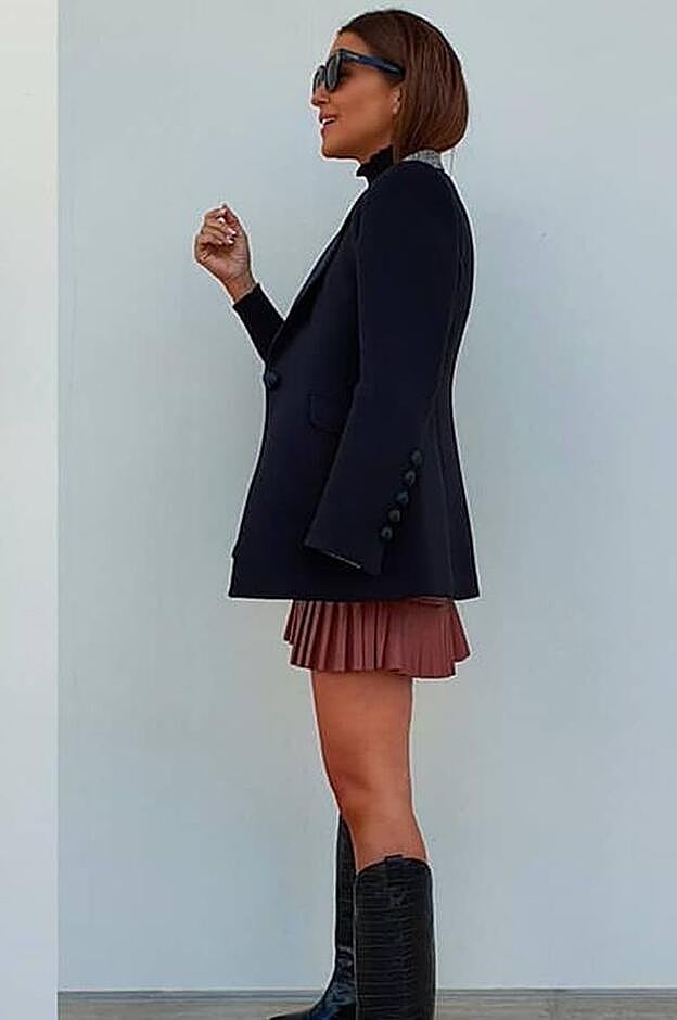 La actriz lleva una falda mini de efecto piel de Zara que solo cuesta 25,95 euros.