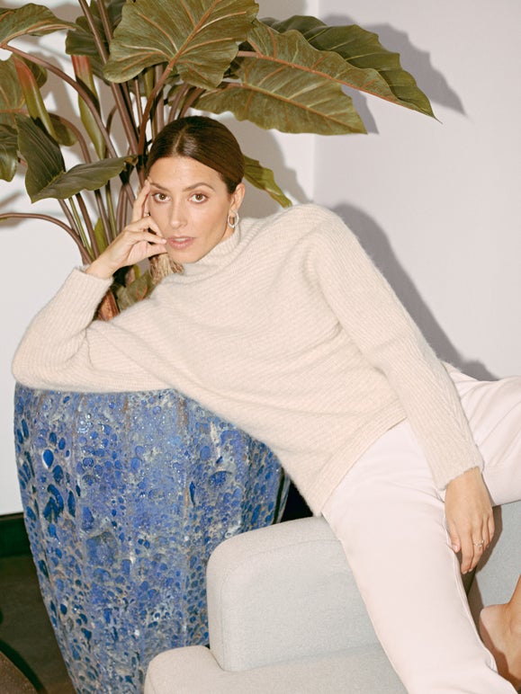 Jersey y pantalón de Adolfo Domínguez, y joyas de Suarez.