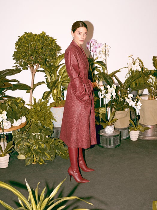 Gabardina y botas de Rochas. Pendientes de Suarez. El espacio y las flores son de Columela by Margarita se llama mi amor.