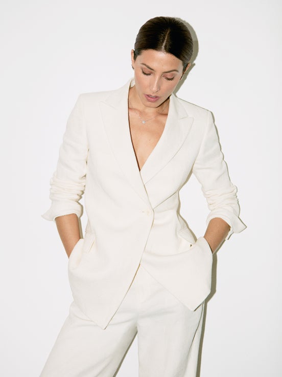 Traje de lino de Adolfo Domínguez y colgante de Suarez.