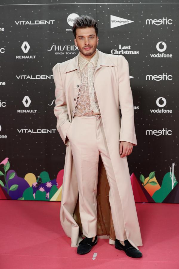 Blas Cantó desplegó todos su encantos con un look atrevido pero que le quedaba como un guante.