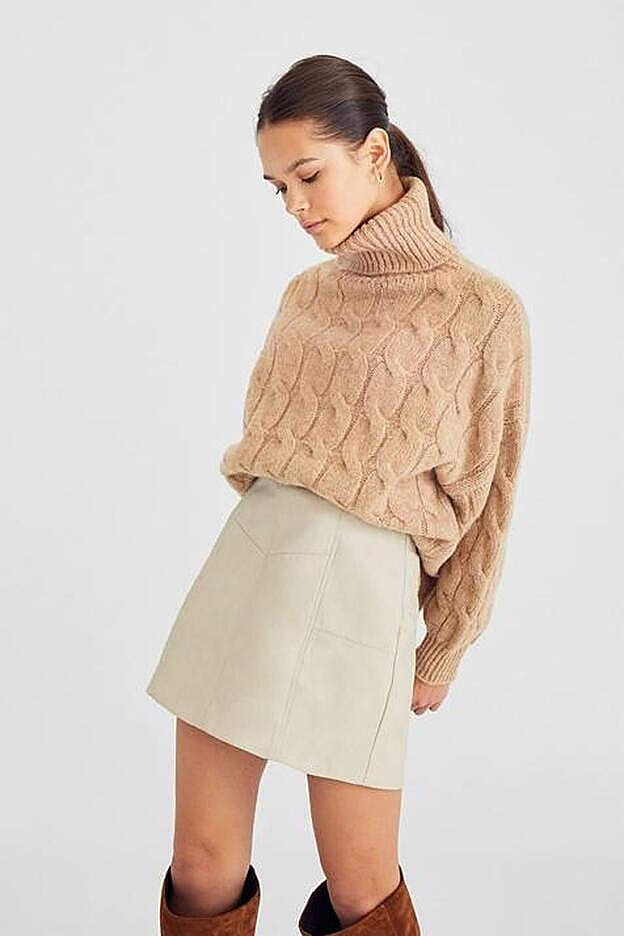 Este jersey de ochos de Stradivarius pega con todo y solo cuesta 25,99 euros.