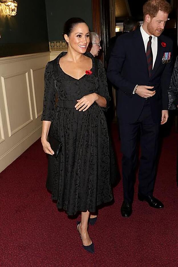Meghan Markle acudía junto al príncipe Harry al Royal Albert Hall de Londres con un vestido de vuelo y tejido brocado en color negro.