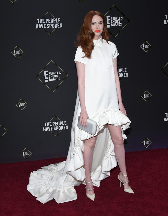 La actriz Karen Gillan puso el toque nupcial a la alfombra roja de los People's Choice con este vestido de bajo asimétrico y volantes de Viktor&Rolf.