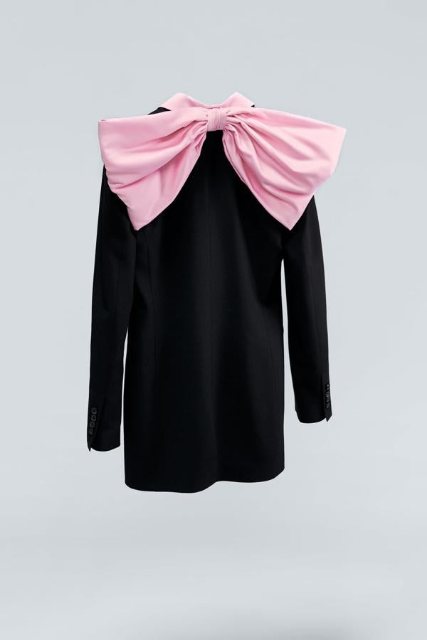 Vestido blazer con un gran lazo rosa en la espalda (89,95 euros).