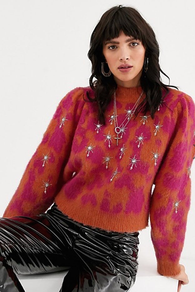 Espectacular jersey naranja y rosa con adornos bordados de Asos.