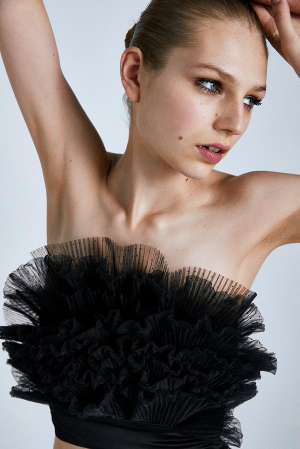 Top palabra de honor de tul y plumeti con volantes plisados (29,95 euros).