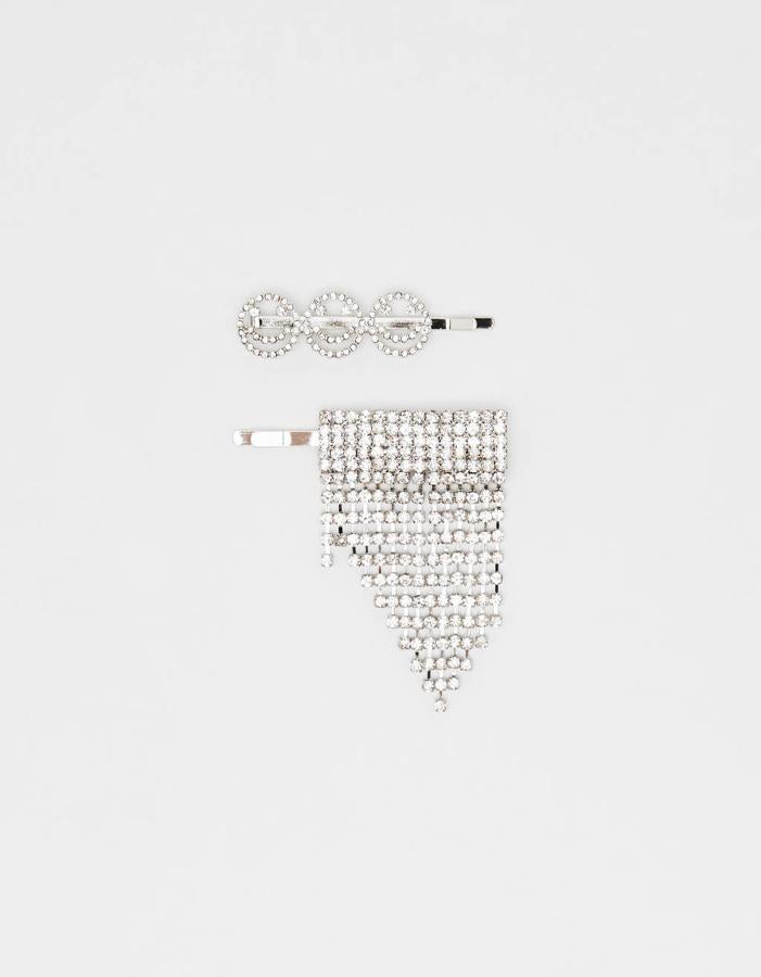 Si queremos adornar de verdad nuestro cabello este set de clips de Bershka con brillos es lo que estamos buscando. Dos versiones diferentes pero igual de vistosas por 7,99 euros.