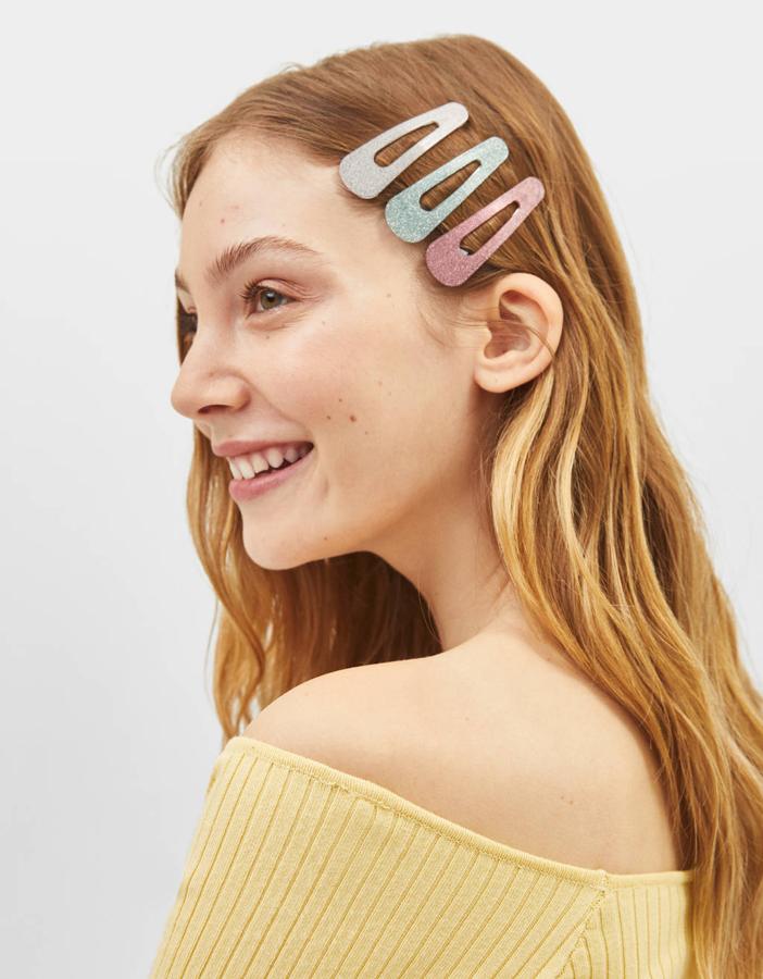 En gris, verde y rosa, con acabado en purpurina este set de pinzas es ideal si lo nuestro son los tonos pastel. Es de Bershka y cuesta 6,99 euros.