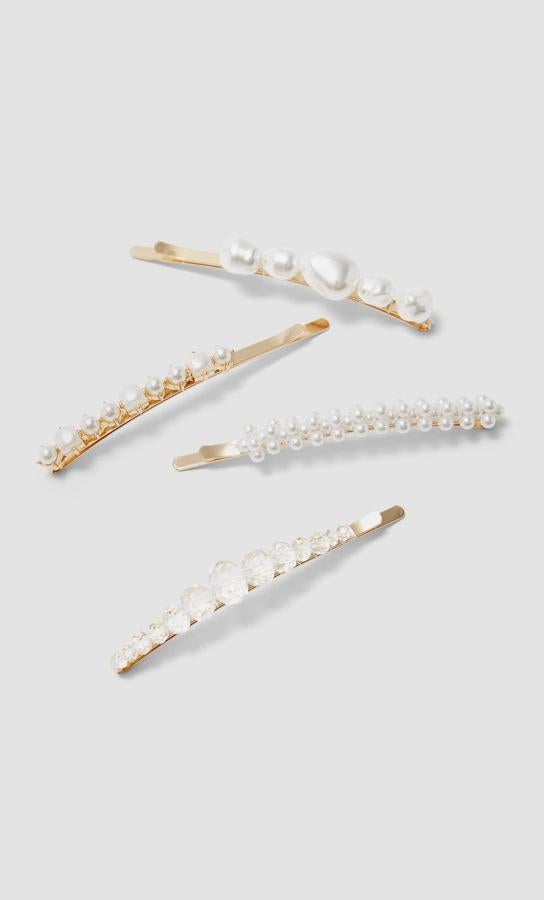 Cuatro horquillas diferentes con dos de las aplicaciones más vistosas de la temporada, perlas y cristales. Es de Stradivarius y cuesta 5,99 euros.