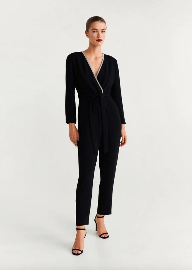 Otro de los diseños de la firma barcelonesa es este mono negro con escote de pico y apliques metálicos, que resaltan y embellecen la parte superior de la prenda. Cuesta 59,99 euros.