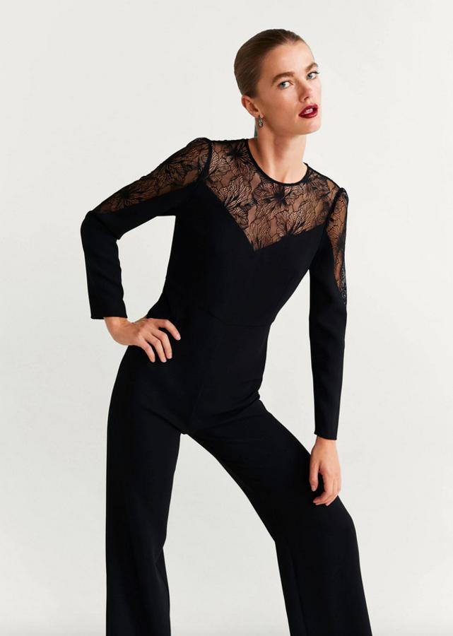 Con encaje en las mangas y el escote, este mono ya se ha agotado en la talla XL. Tiene cierre de lágrima en la parte posterior y cuesta 49,99 euros.