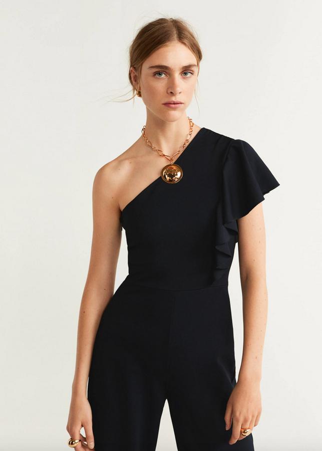 Volantes, mangas asimétricas y cuello redondo para esta versión que también está disponible en color blanco. Tiene un precio de 49,99 euros y las tallas S y M ya se han agotado.