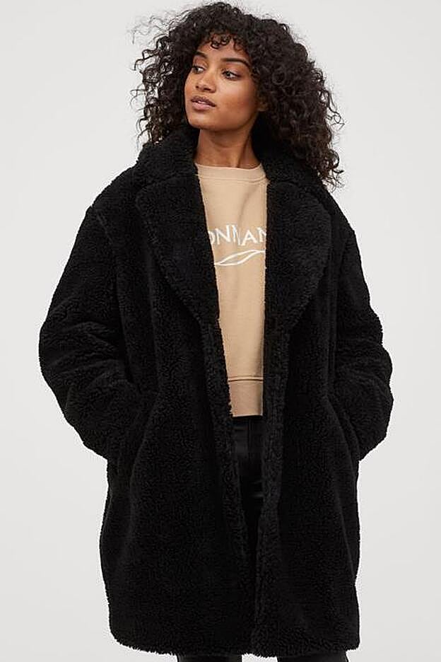 El abrigo de peluche negro de H&M que tiene Marta Soriano.