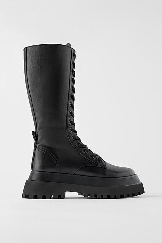 Bota plana piel suela track. (99,95 euros).