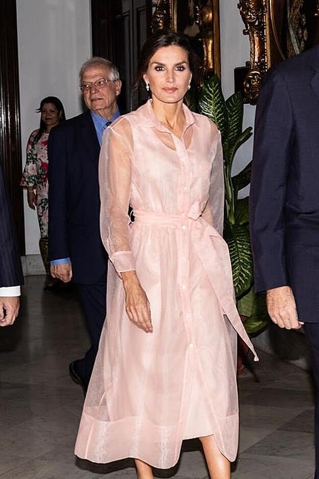Para la cen de este miércoles en La Habana, Letizia elegía un vestido de organza rosa de la firma Maje.