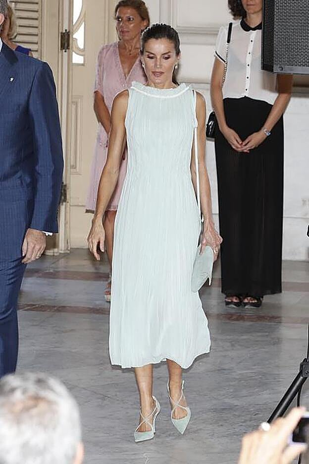 Letizia estrenaba su primer vestido en este viaje oficial a Cuba y lo hacía con un modelo plisado de Nina Ricci en color turquesa.