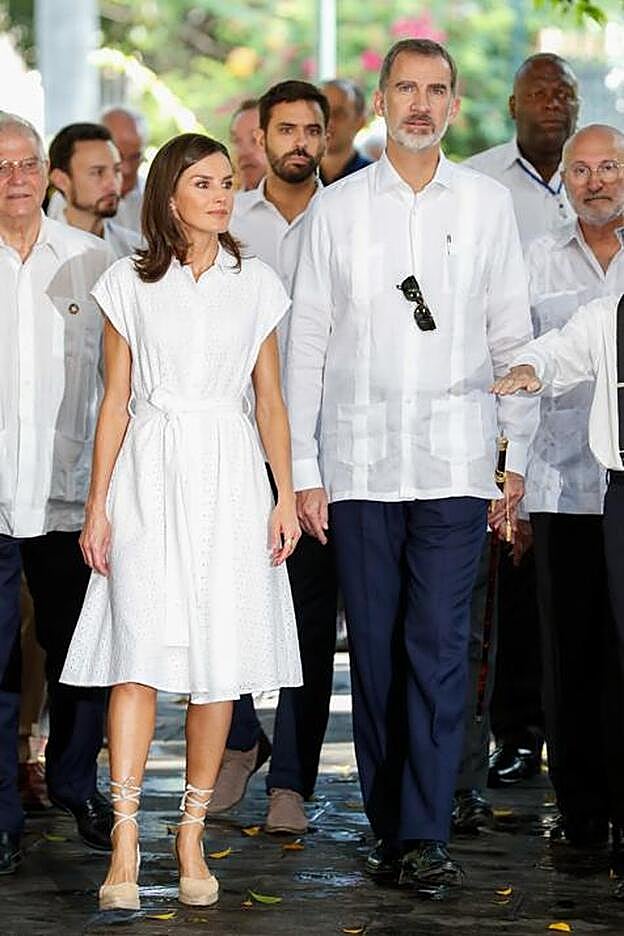 La Reina Letizia ha apostado por un vestido camisero blanco con calados de Adolfo Domínguez y unas alpargatas de Mint&Rose para un paseo por La Habana.
