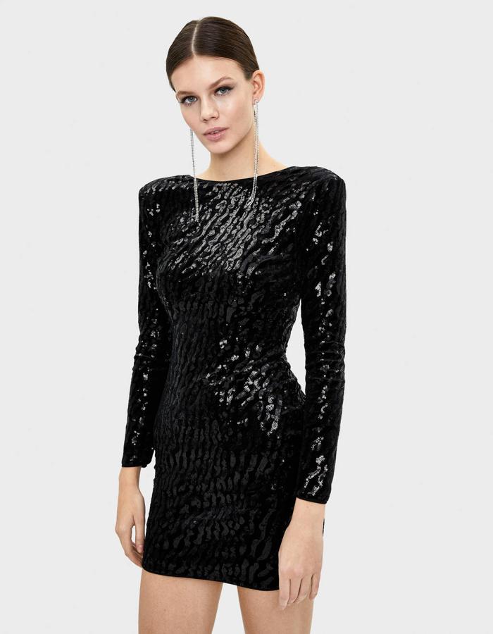 Vestido de lentejuelas negro con hombros estructurados de Bershka (39,99 euros).