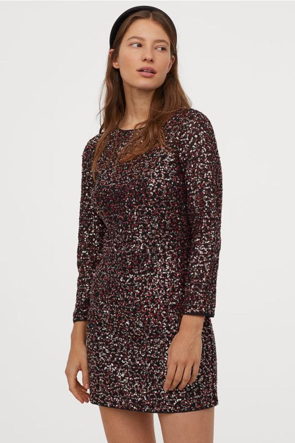 Vestido de lentejuelas rojo y negro de H&M (39,99 euros).