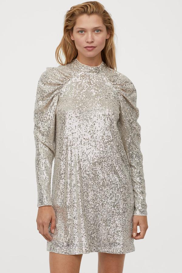 Vestido de lentejuelas plateado de H&M (39,99 euros).