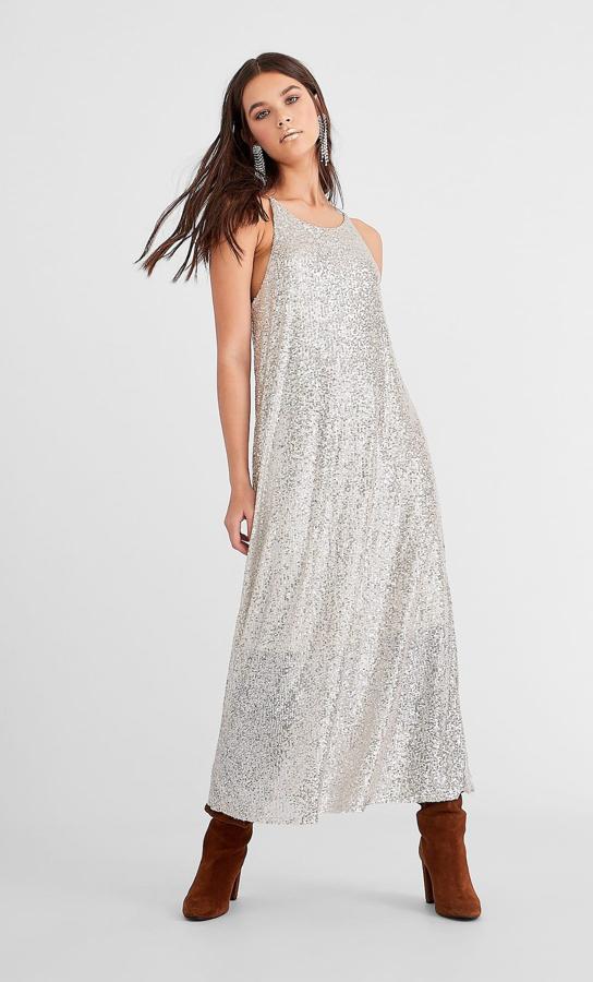 Vestido midi de lentejuelas de Stradivarius (29,99 euros).