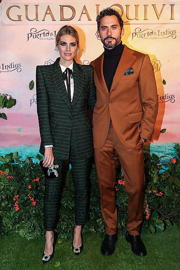 Amaia Salamanca, con un traje verde, posó junto a Paco León.