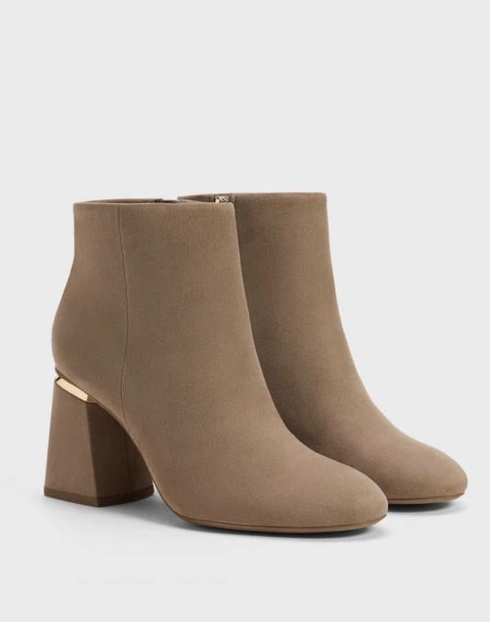 Botín de ante con detalle dorado en el tacón. Perfecto para vestido, falda o vaqueros, para el día o para la noche, de Bershka (29,95 euros).