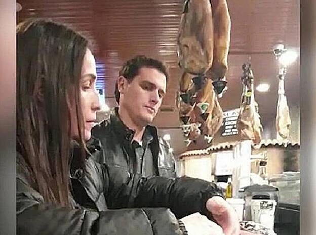 Imagen del vídeo de Malú y Albert Rivera en una cafetería camino del sur, las primeras desde las Elecciones Generales del domingo.