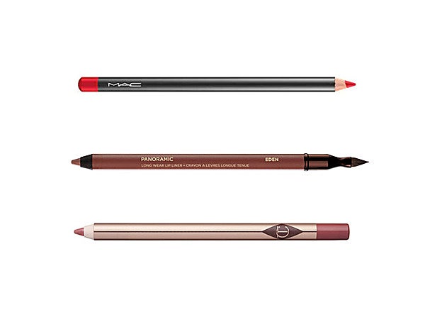 Lip Pencil, tono Ruby Woo, de M·A·C Cosmetics (18 €). Panoramic Longwear Lip Liner, tono Eden, de Hourglass para Sephora (31,95 €). Lip Cheat, tono Supersize Me, de Charlotte Tilbury (22,55 €).