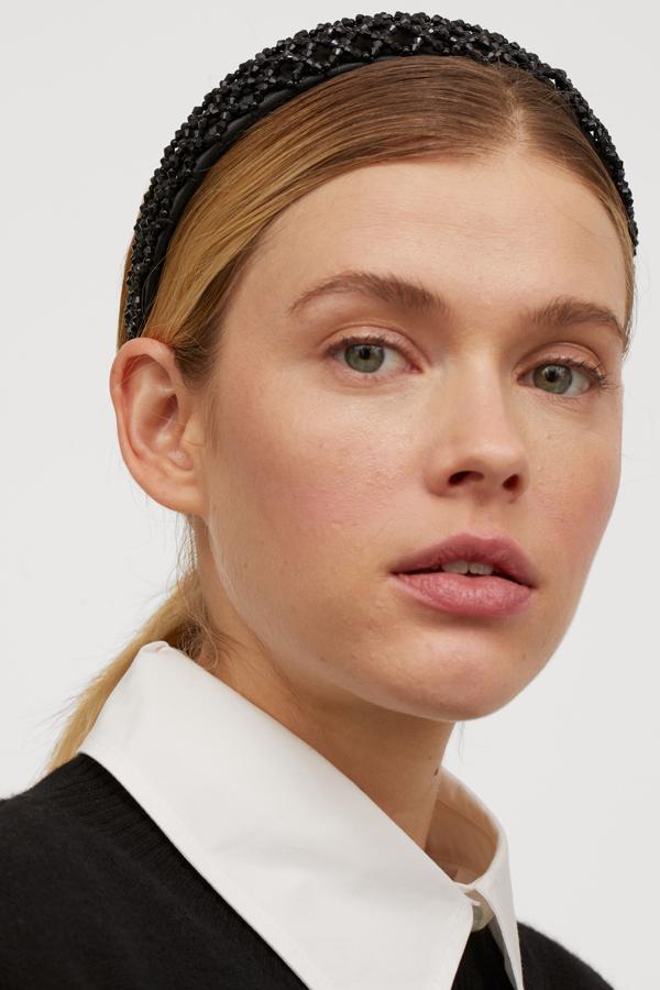 Sin relleno, revestida de satén y con cuentas en dibujo geométrico. La puedes encontrar en H&M por 9,99 euros.