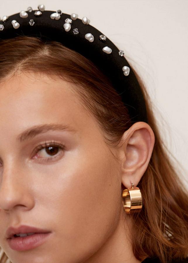 Con aplique de abalorios en tonos claros y piedras, sobre tejido de terciopelo. Es de Mango y cuesta 19.99 euros.