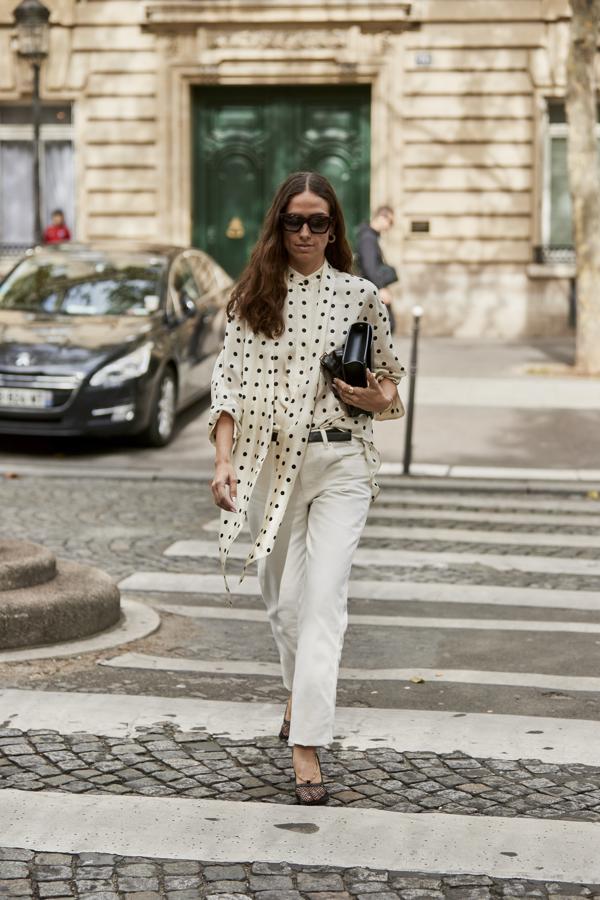 Son la prenda estrella del momento y si no quieres llevarlas en un look clásico (se llevan, sobre todo, con faldas midi), mézclalas con unos vaqueros en beige y unas bailarinas.