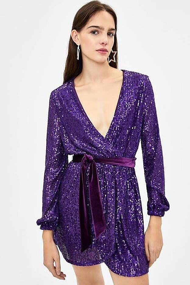 Vestido corto de lentejuelas moradas de Bershka.