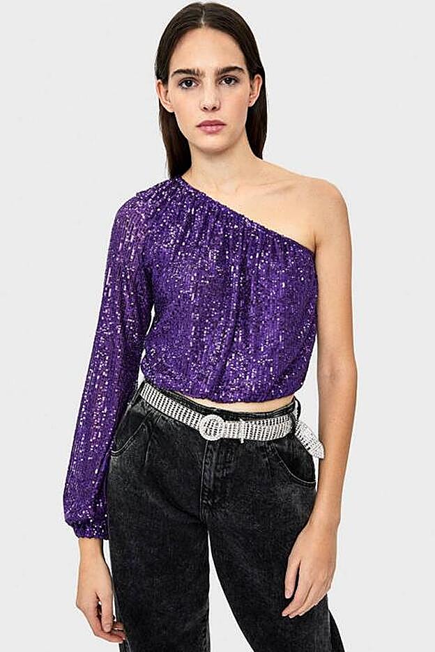 Camiseta asimétrica de lentejuelas moradas de Bershka.