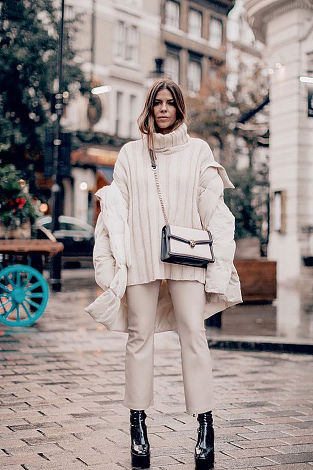 El fantástico look en color crudo de Trendy Taste, solo contrastado con las boras de plataforma y el bolso, de Bulgari.