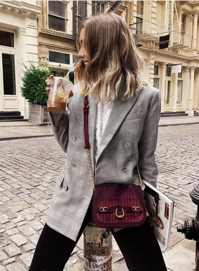 Blusa blanca, americana gris y pantalón negro. La escala perfecta y un punto de anclaje, el complemento a todo color.