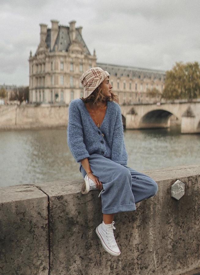 Pantalón y chaqueta del mismo color con zapatilla blanca. Si por separado las prendas ya te gustan, prueba a juntarlas, el efecto se multiplica.