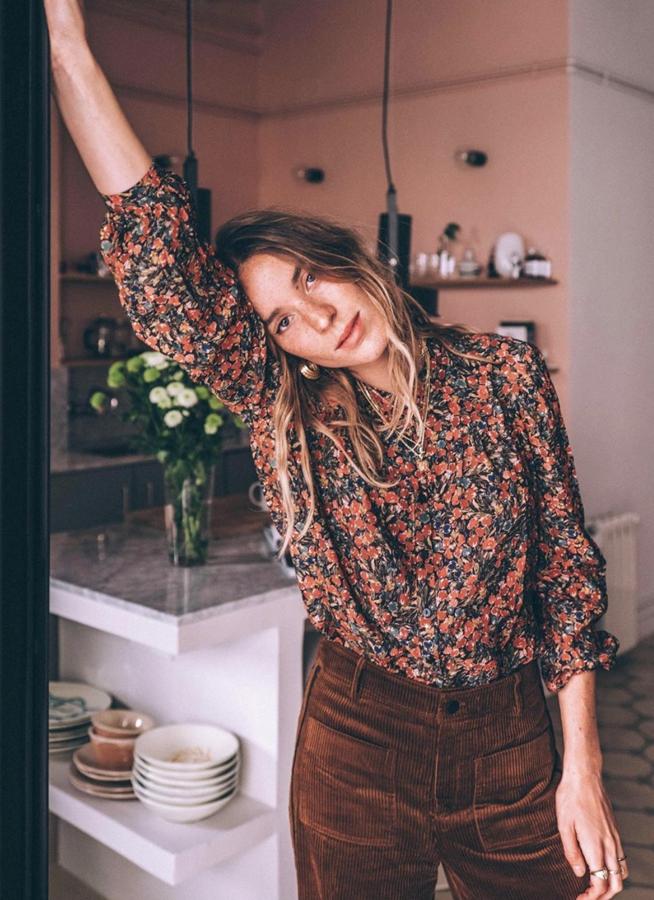 Blusa con estampado de flores y pantalón ancho de pana. Romántico y sobrio a partes iguales.
