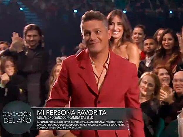 Rachel Valdés en segundo plano, tras Alejandro Sanz.