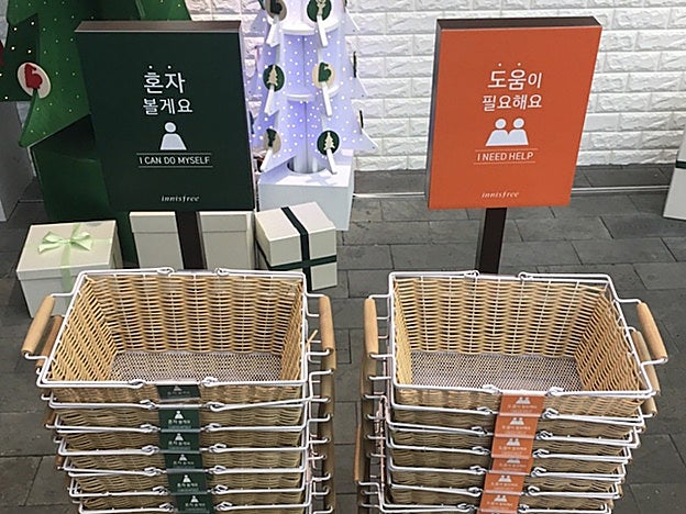 La idea de las cestas de la compra con un código de color para que nadie te moleste es de la marca coreana Innisfree.