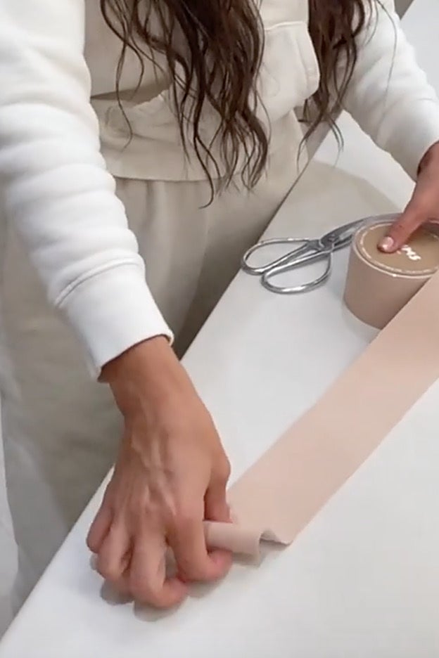 La cinta adhesiva de Kim Kardashian está confeccionada de un material suave y elástico.