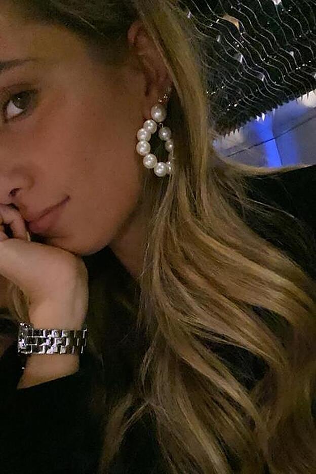 María Pombo muestra los pendientes de Zara.