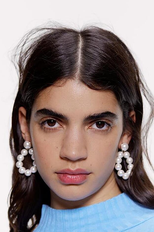 Pendientes colgantes con aplicación de perlas. (12,95 euros).