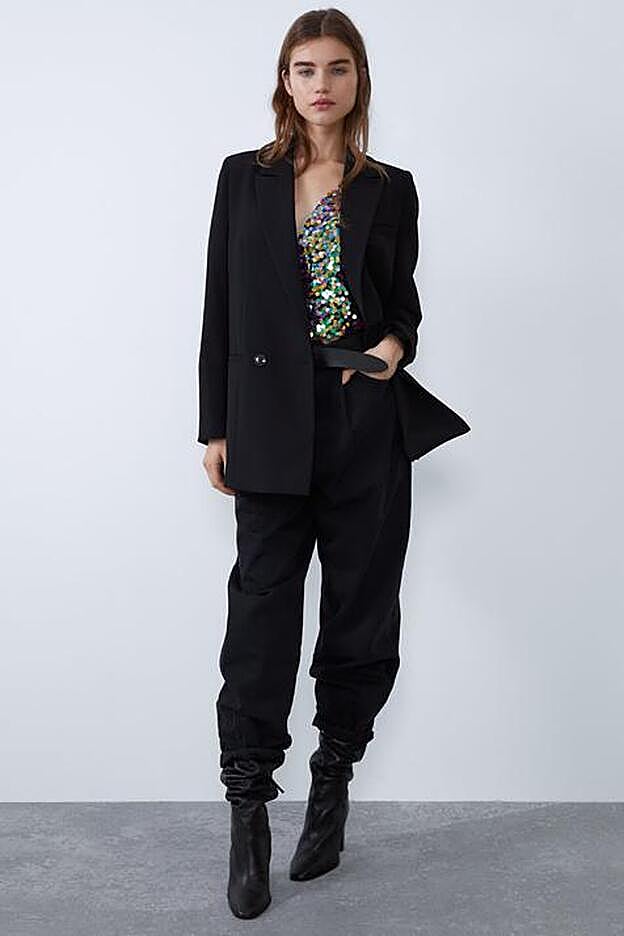 La americana que ha llevado en París María Pombo es este modelo de Zara que cuesta 39,95 euros.