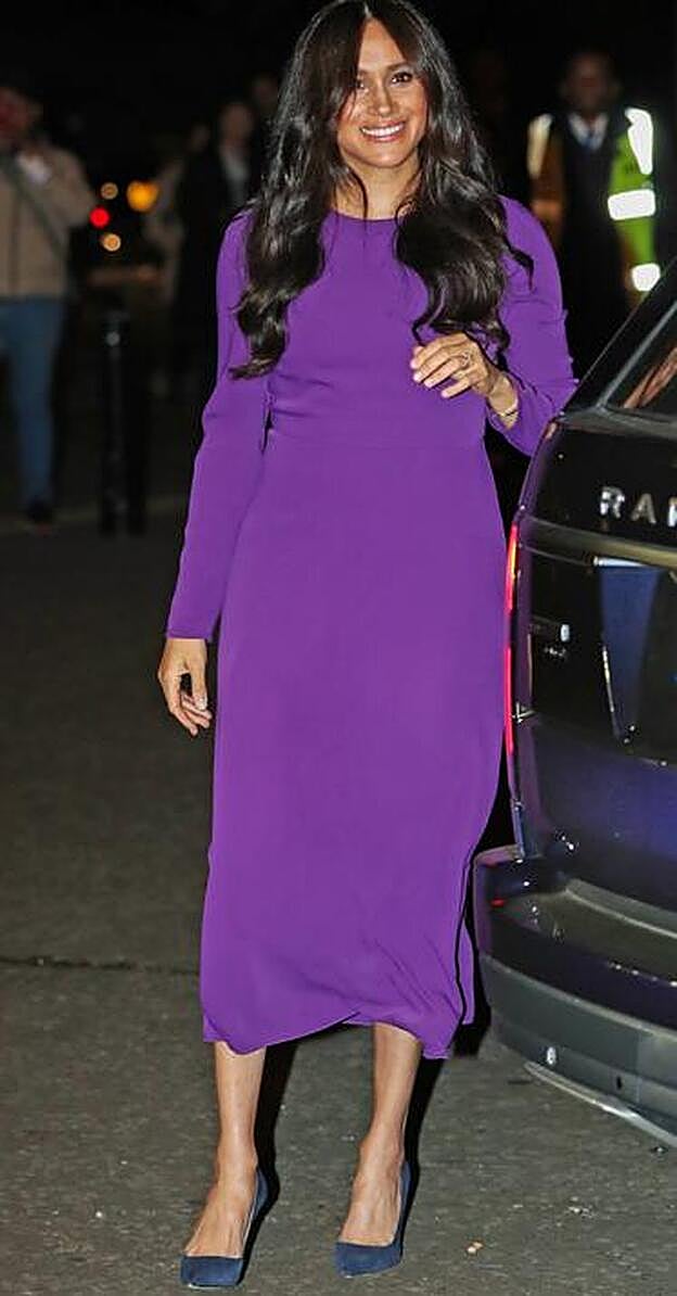 Meghan Markle apostaba por un sencillo vestido morado hace unas semanas, que combinó con zapatos azul marino. Un diseño que, en las rebajas de la firma canadiense Aritzia, se quedó en 45 euros.