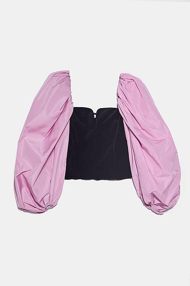 Este es el top de Zara que ya se ha convertido en nuestro nuevo objeto de deseo.